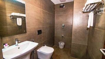 Suite Premium | Kamar mandi | Shower, handuk, sabun, dan sampo
