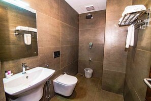 Premium-Suite | Badezimmer | Dusche, Handtücher, Seife, Shampoo