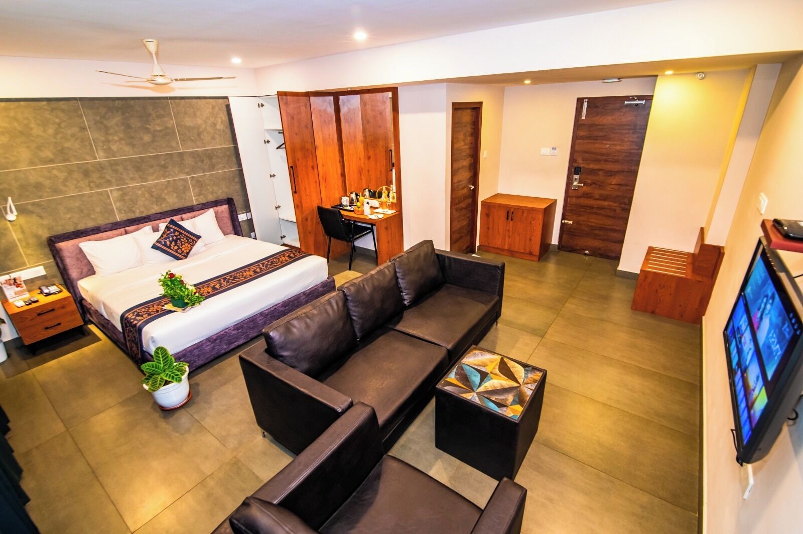 Suite Bisnis, pemandangan kota | Meja kerja, ruang kerja ramah laptop, dan kedap suara