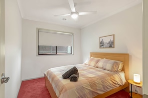 5 bedrooms, iron/ironing board, WiFi, bed sheets - The Conductor's Quarters (Bendigo)
