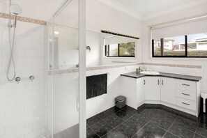 Hair dryer, towels - The Conductor's Quarters (Bendigo)