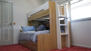 Ferros/tábuas de passar roupa, berço de viagem, Wi-Fi, roupa de cama