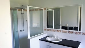 Secador de cabelo, toalhas de banho