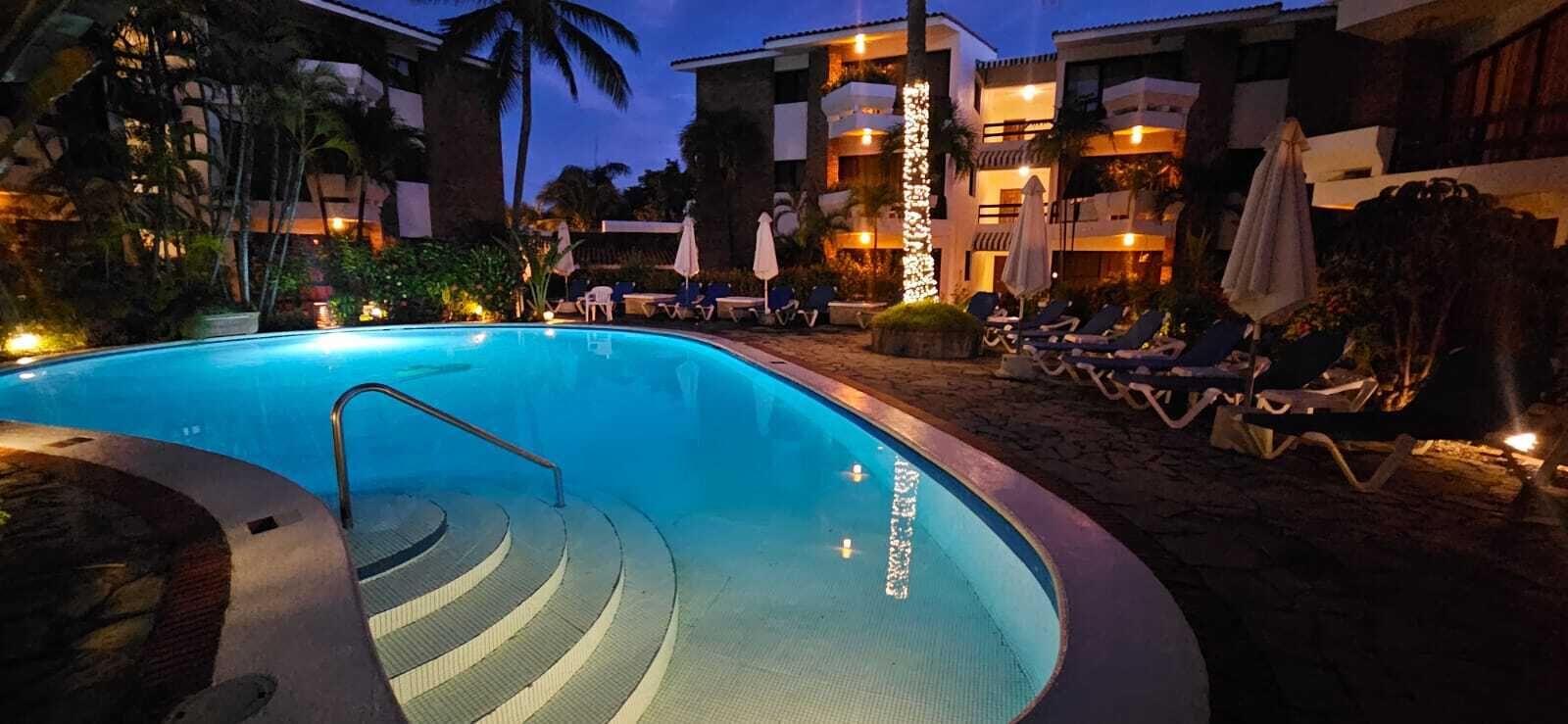 Una piscina al aire libre