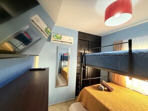 2 makuuhuonetta, työpöytä, silitysrauta/-lauta, ilmainen Wi-Fi