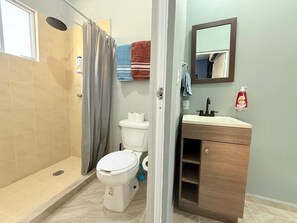 Hiustenkuivaaja, pyyhkeet, saippua, sampoo