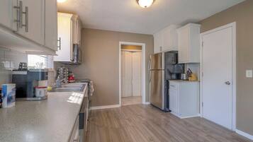 Kjøleskap, mikrobølgeovn, ovn og kokeplater