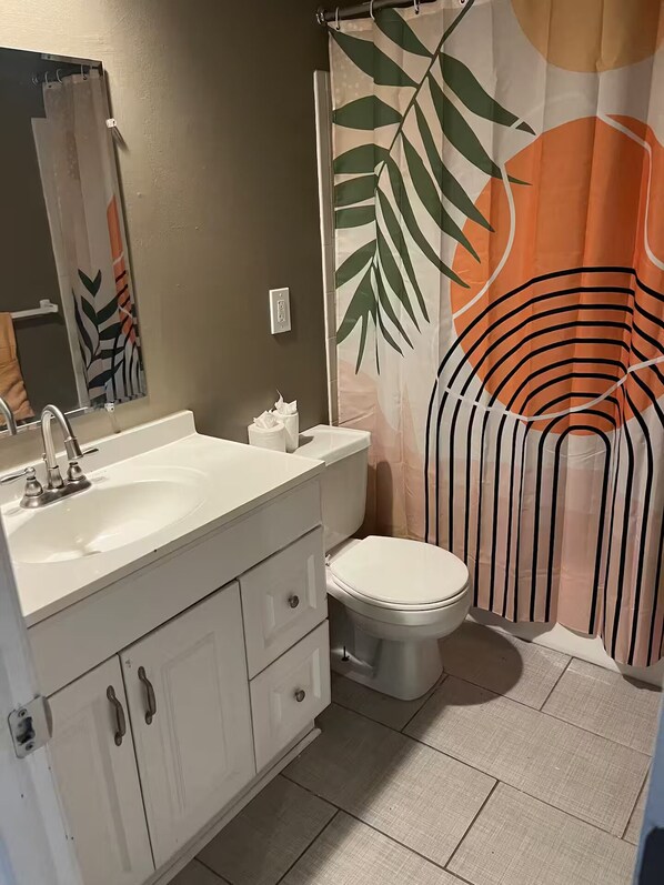 Dusj, hårføner, håndklær og såpe