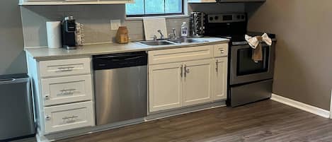 Réfrigérateur, four à micro-ondes, un four, surface de cuisson