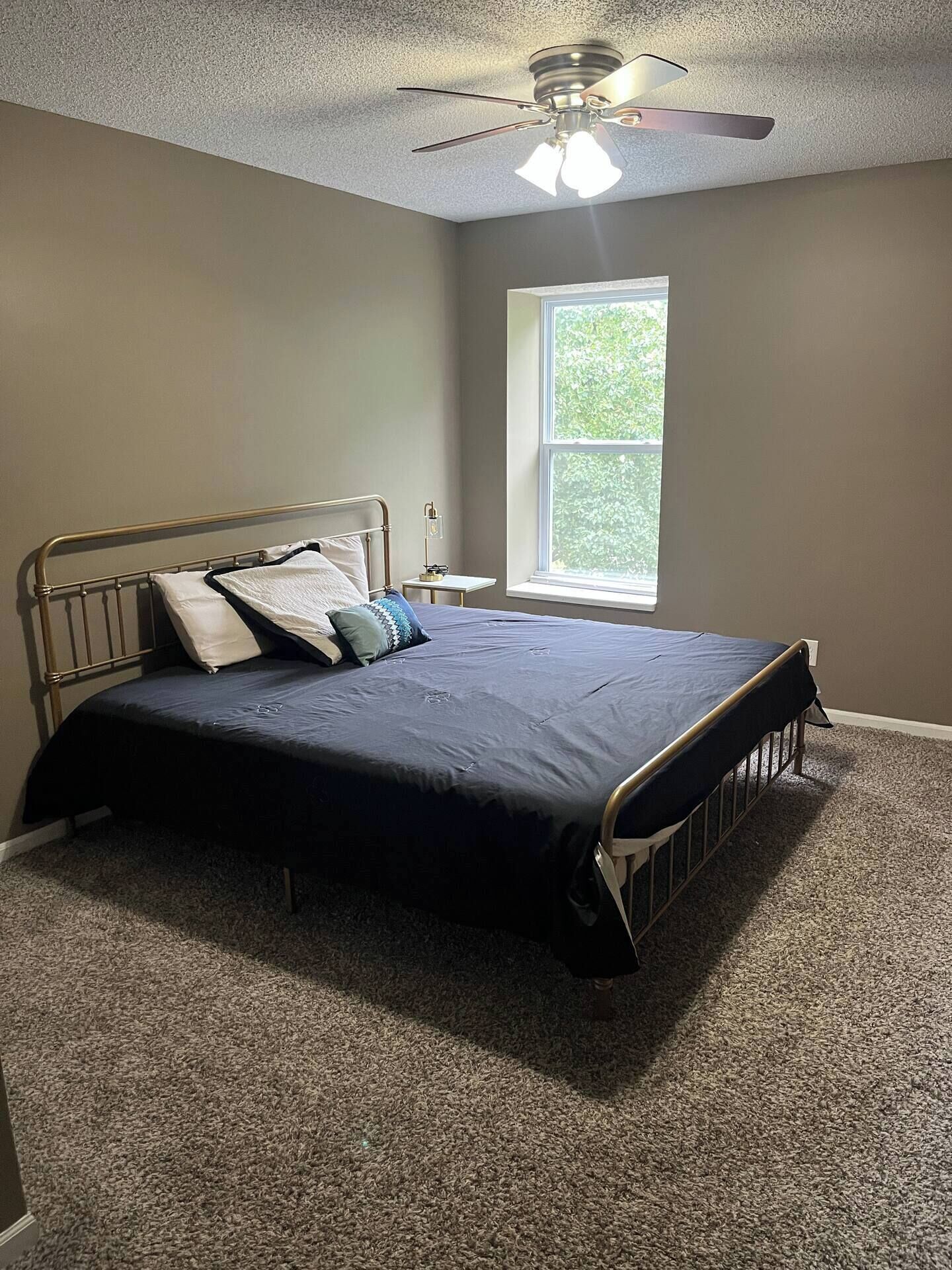 3 chambres, bureau, fer et planche à repasser, lit parapluie