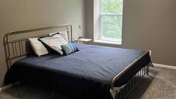 3 quartos, escrivaninha, ferros/tábuas de passar roupa, berço de viagem