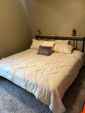 3 Schlafzimmer, Schreibtisch, Bügeleisen/Bügelbrett, Reisekinderbett