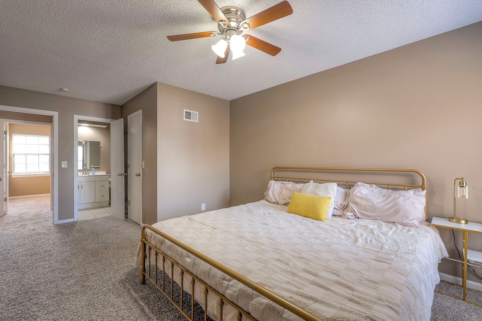 3 bedrooms, desk, iron/ironing board, travel crib