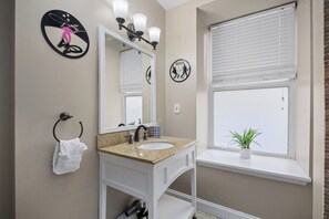 Haartrockner, Handtücher, Seife, Toilettenpapier