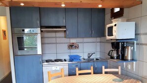 Cafetera y tetera, refrigerador, microondas y horno 