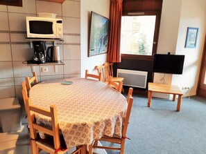 Dining - 50m from resort center, 4th floor, view mountain, balcony, tv, 40m², Les 2 Alpes (Les Deux Alpes)
