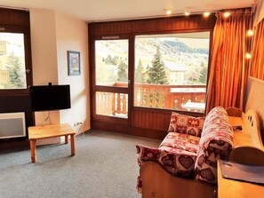 Living area - 50m from resort center, 4th floor, view mountain, balcony, tv, 40m², Les 2 Alpes (Les Deux Alpes)
