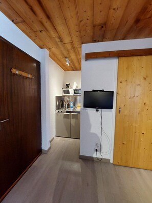 Kjøleskap, mikrobølgeovn, ovn og kaffetrakter/tekoker