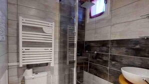 A modern bathroom with a glass-enclosed shower, a toilet, and a vanity with a bowl sink. - 50m from ski slopes, Ground floor, view parking, parking, tv, ski locker, 12m², Les 2 Alpes (Les Deux Alpes)