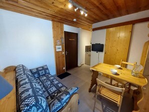 Living area - 50m from resort center, Ground floor, view parking, parking, tv, ski locker, 12m², Les 2 Alpes (Les Deux Alpes)