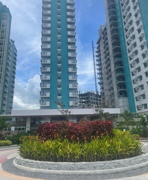 Exterior - Mesavirre Bacolod | High Floor, Beautifully Furnished 1BDM w/ Balcony @ LOPEZ LUX. (Bacolod City)