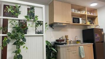 Kühlschrank, Mikrowelle, Ofen, Herdplatte