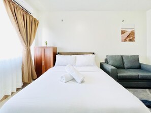 Iron/ironing board, bed sheets, wheelchair access