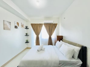 Iron/ironing board, bed sheets, wheelchair access
