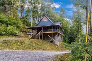 Exterior - Whispering Whiskey: 3BR Mountain Getaway with Hot Tub (Sevierville)