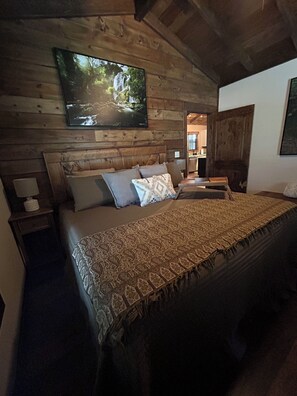 1 bedroom, iron/ironing board, WiFi, bed sheets - Twisted Pine Cabin in Jasper. Sleeps 2 w/Hot tub & Covered Patio w/gas fireplace (Jasper)