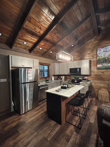 Twisted Pine Cabin in Jasper. Sleeps 2 w/Hot tub & Covered Patio w/gas fireplace