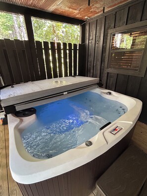 Indoor spa tub - Twisted Pine Cabin in Jasper. Sleeps 2 w/Hot tub & Covered Patio w/gas fireplace (Jasper)