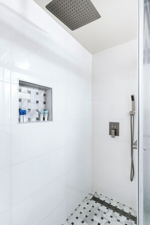 Dusche, Handtücher, Seife, Toilettenpapier