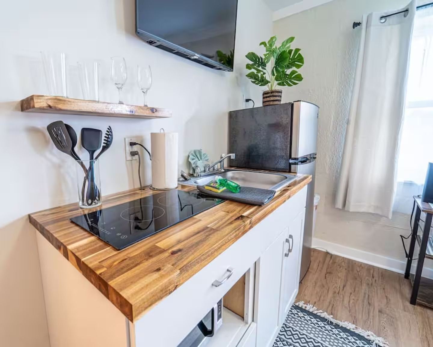 Refrigerador, microondas, cafetera y tetera y utensilios de cocina 