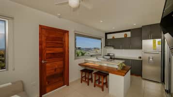 Frigorífic, microones, forn i placa de cuina