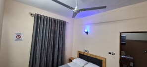 Huone, 3 makuuhuonetta, tupakointi sallittu, parveke | 3 makuuhuonetta