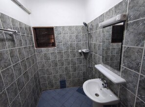 Zimmer, 3 Schlafzimmer, Raucher, Balkon | Badezimmer