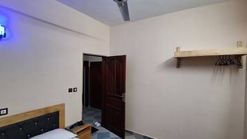 Chambre, 3 chambres, fumeurs, balcon | Intérieur