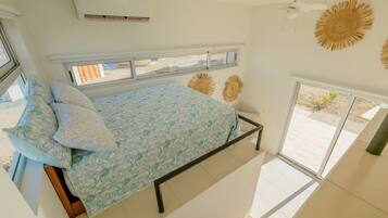 1 habitación, tabla de planchar con plancha y ropa de cama