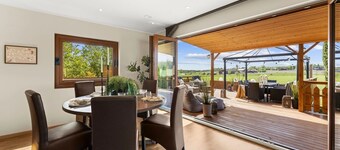 Comfortable 3-bedroom house with many free parking, garage and great views.