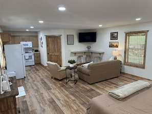 Iron/ironing board, bed sheets - Cozy Dragon's Nest Cabin Retreat (Robbinsville)