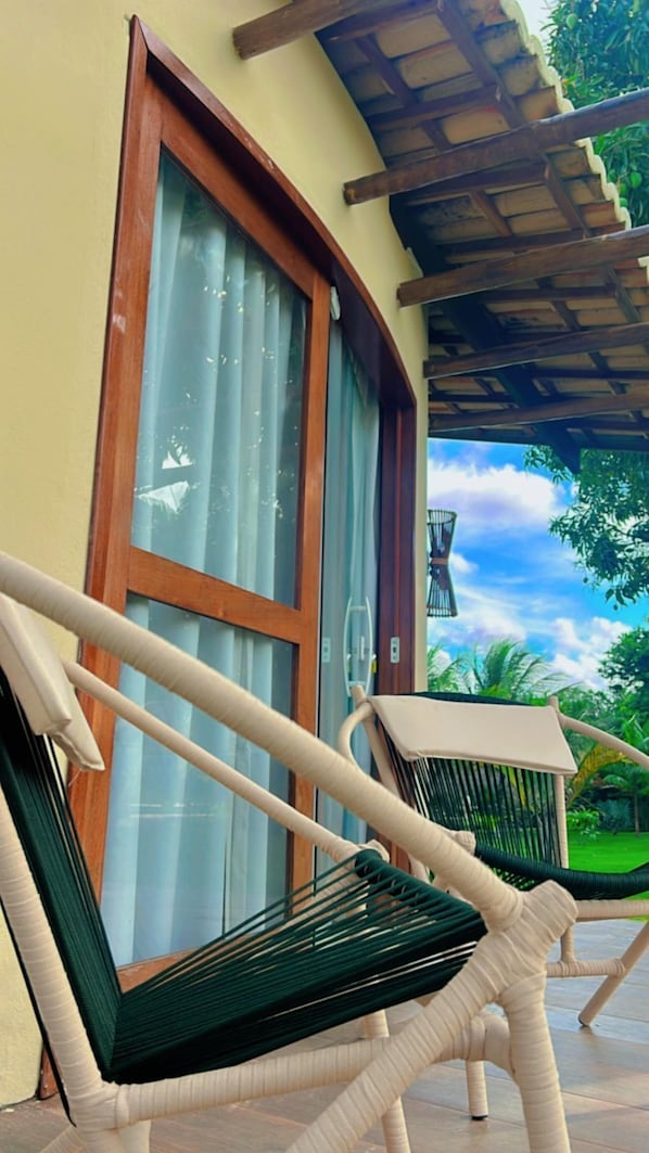 Chalet Mewah, balkon, pemandangan kolam renang | Pemandangan taman