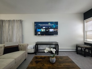 Smart TV, fireplace