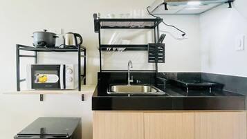 Microwave, stovetop, cookware/dishes/utensils