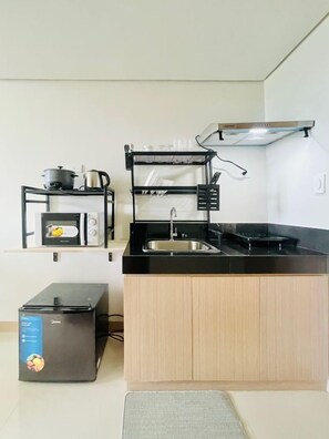 Microwave, stovetop, cookware/dishes/utensils - Stay, Unwind, and Thrive at SMDC Style Residences (Iloilo City)