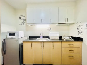 Microondas, placa de cocina, utensilios de cocina