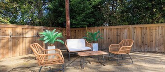 Barefoot & Breezy- Downtown 2-bedroom condo with optional golf cart rental