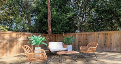 Barefoot & Breezy- Downtown 2-bedroom condo with optional golf cart rental