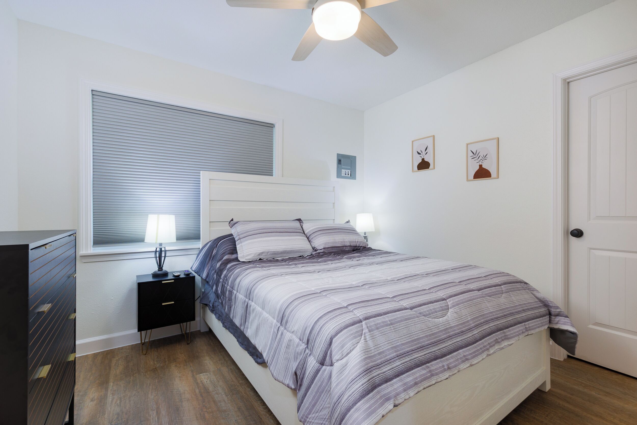 2 habitaciones, tabla de planchar con plancha, wifi y ropa de cama 