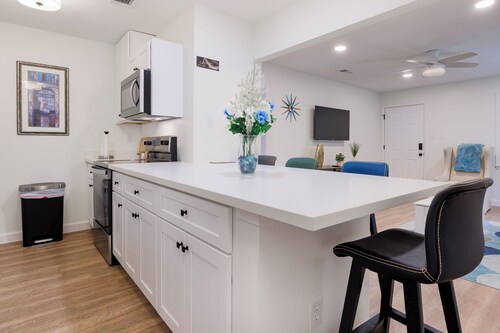 Barefoot & Breezy- Downtown 2-bedroom condo with optional golf cart rental